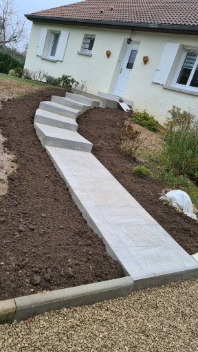 Après aménagement extérieur et escalier béton réalisé à La Ferté-Loupière