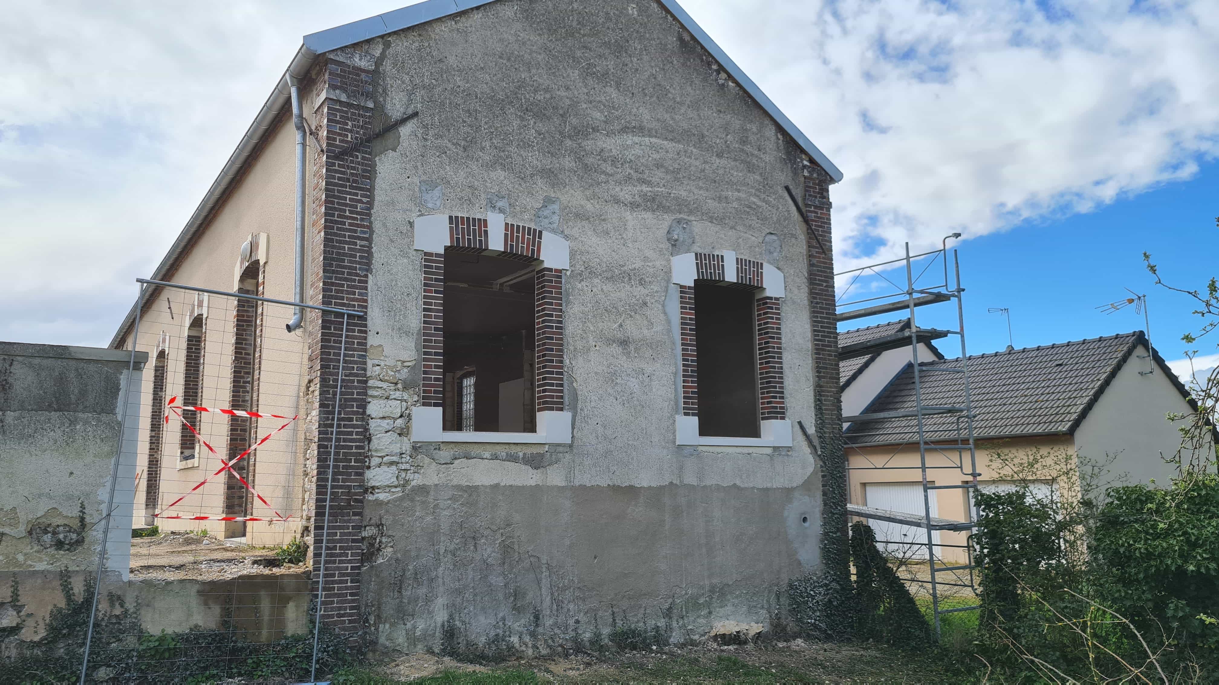 Après travaux d’ouverture en façade sur bâtiment à Fleury-la-Vallée dans l’Yonne